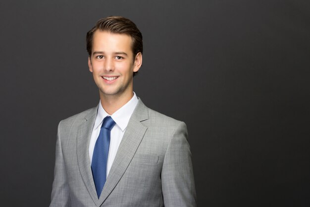 Photo a charming young man on a suit