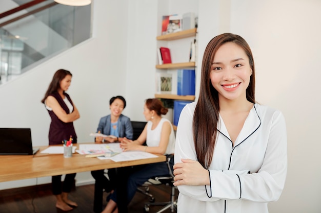 魅力的な若いベトナムのビジネス女性