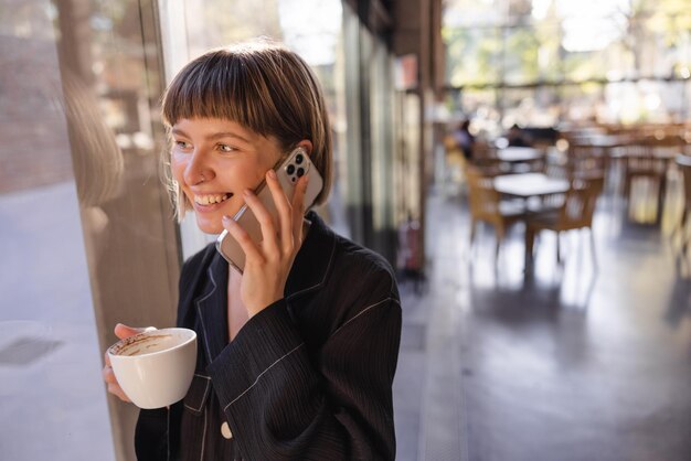 カフェでラフする魅力的な若い女性