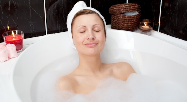 Charmng женщина, расслабляющий в пузырьковой ванне