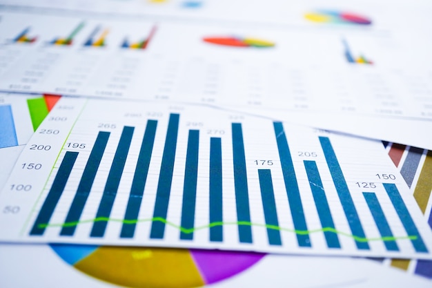 Foto carta millimetrata. economia dei dati di ricerca finanziaria, contabile, statistica, analitica