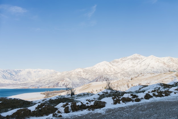우즈베키스탄의 겨울에 Charvak 저수지.