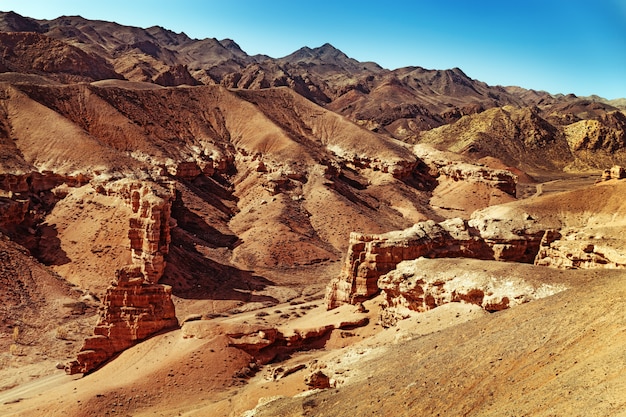 Charyn Canyon, een bezienswaardigheid van Kazachstan. Uitzicht op heuvels en bergen. Natuurlijk landschap.