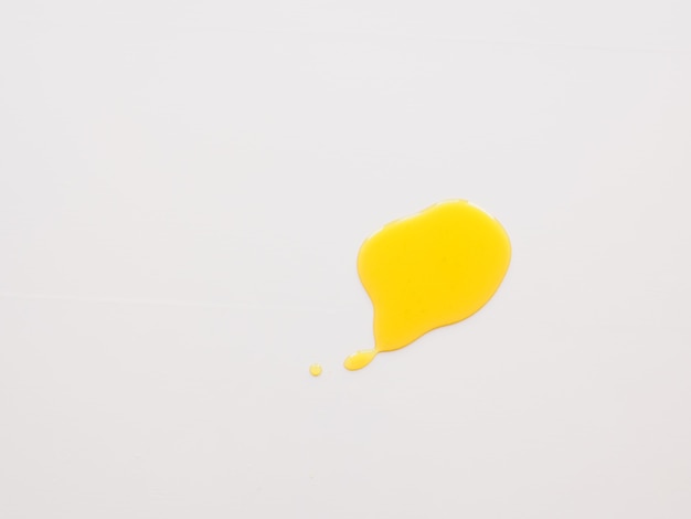 Chat-tekstballon bovenaanzicht gemaakt van honing splash kopie ruimte geïsoleerd op wit