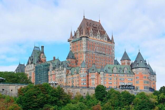 Chateau Frontenac overdag met wolken en blauwe lucht in Quebec City