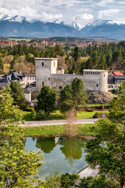 Chateau Grand kasteel vanuit gezichtspunt genaamd Skalka in de stad Liptovsky Hradok Slowakije