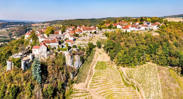 ChateauChalon над своими виноградниками в Юре, Франция