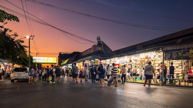 写真 チャトゥチャック・ウィークエンド・マーケット (chatuchak weekend market) はコロナウイルス (covid-19) の影響で静かになっているため日没前にショッピングに来る人々や観光客にめ込まれるようになっています