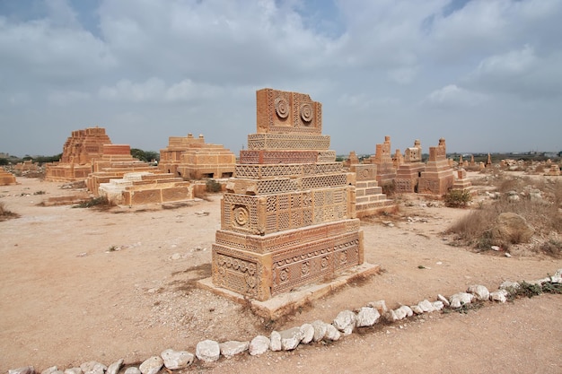 Старинные гробницы Чауханди недалеко от Карачи в Пакистане