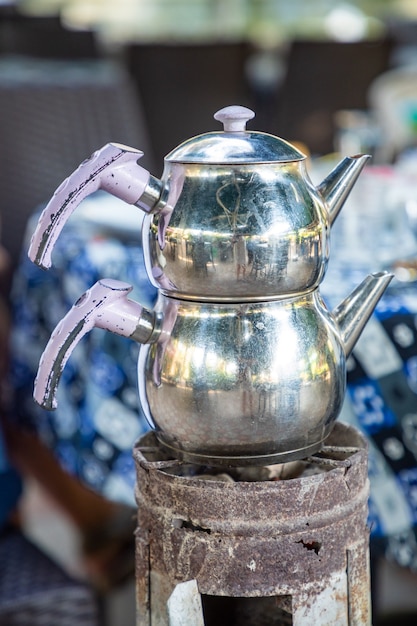 Фото Чайданлик или чайданлик - аутентичный турецкий двойной чайник для приготовления чая в ресторане.