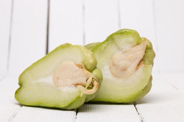 Chayote fruit op witte houten achtergrond