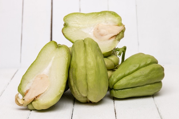 흰색 나무 배경에 chayote 과일