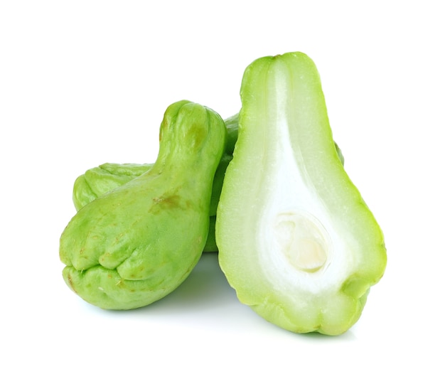 白い背景に隔離されたChayote