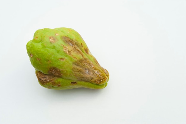 Chayote verwend door schimmel geïsoleerd op witte achtergrond Kopieer de ruimte