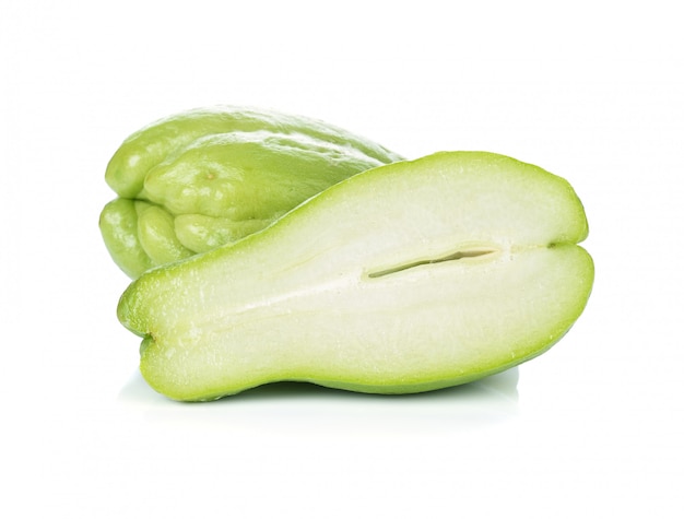 Chayote su sfondo bianco