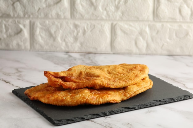 Cheburek con carne cibo gustoso e appetitoso