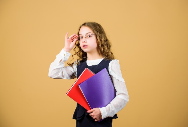 知識を確認してください 最終試験が来る 女の子は教科書フォルダ テストを保持します 学校試験の概念 試験の準備 図書館での試験の準備 小さな子供のフォーマルウェア 正式な教育とホームスクーリング