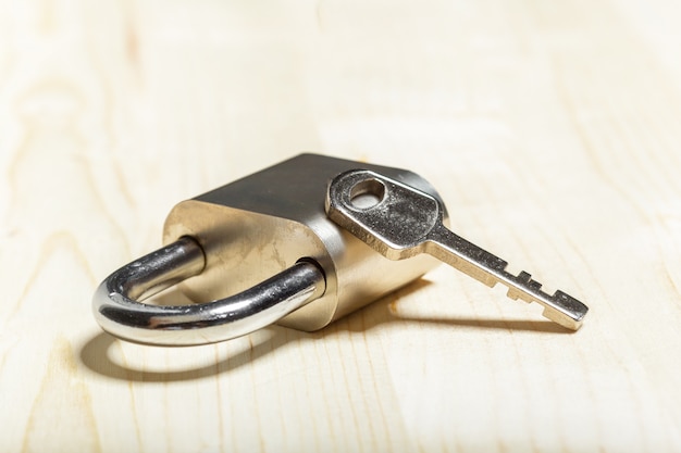 Check-lock op de houten tafel