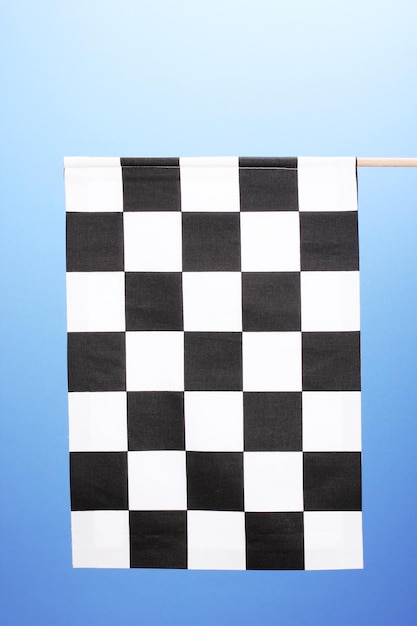 Foto bandiera finitura a scacchi su sfondo blu