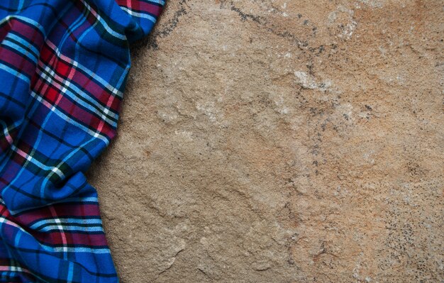 石の表面に市松模様のナプキン
