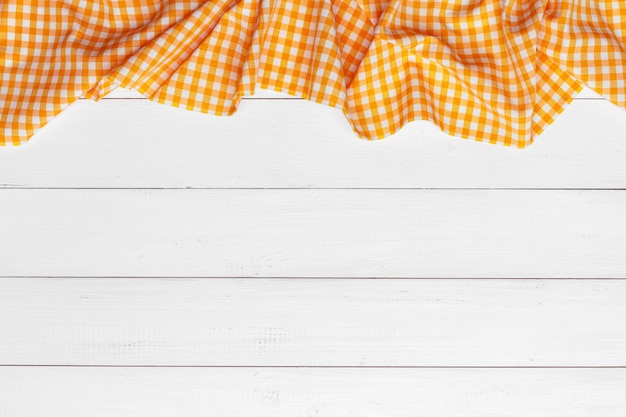 Photo checkered tablecloth on wooden surface table