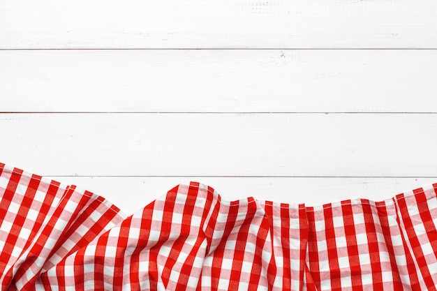 Photo checkered tablecloth on wooden table