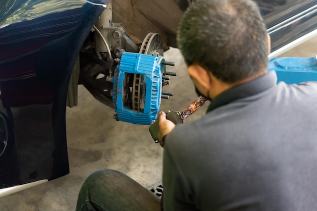 Controllo dell'impianto frenante dell'auto per la riparazione nel garage dell'auto