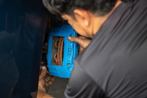 Foto controllo dell'impianto frenante dell'auto per la riparazione nel garage dell'auto