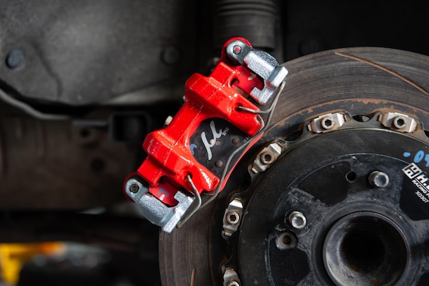 Foto controllo dell'impianto frenante dell'auto per la riparazione nel garage dell'auto