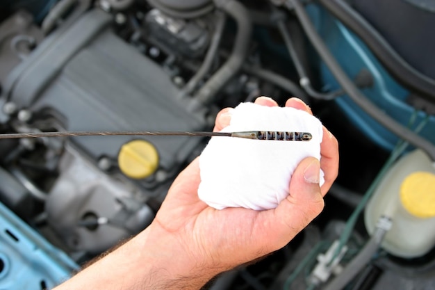 Foto controllo dell'astina di livello dell'olio motore in auto