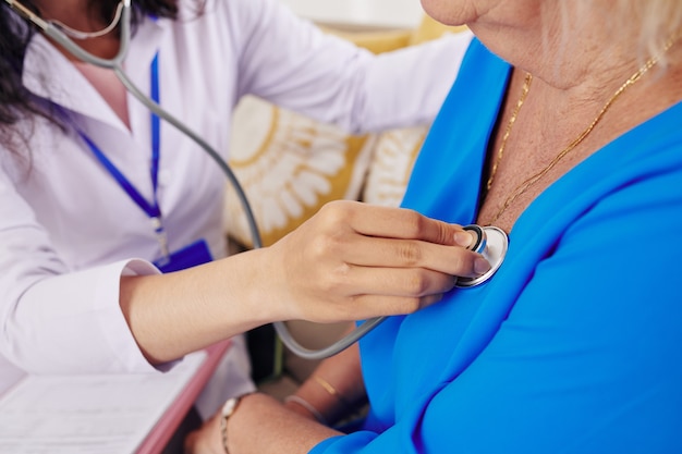 Controllo del battito cardiaco della donna maggiore