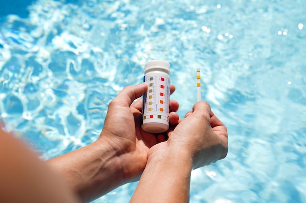 pH 값 염소 및 조류 제거제가 포함된 테스트 스트립의 도움으로 수영장의 수질 확인
