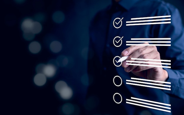 체크리스트 및 클립보드 작업 문서 관리 노트북 컴퓨터에 의해 온라인 설문조사 양식 체크 리스트 문서 관리 체크 시스템 온라인 문서 데이터베이스 및 프로세스 관리 파일