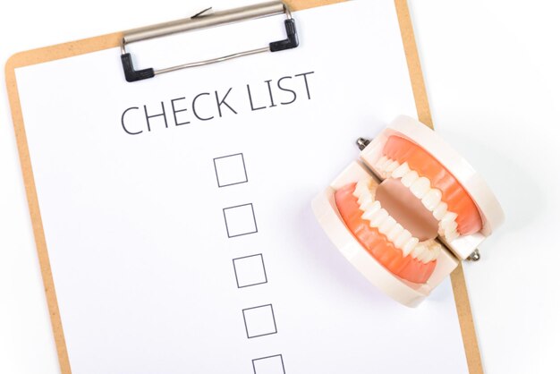 健康状態をチェックするためのチェックリストと入れ歯
