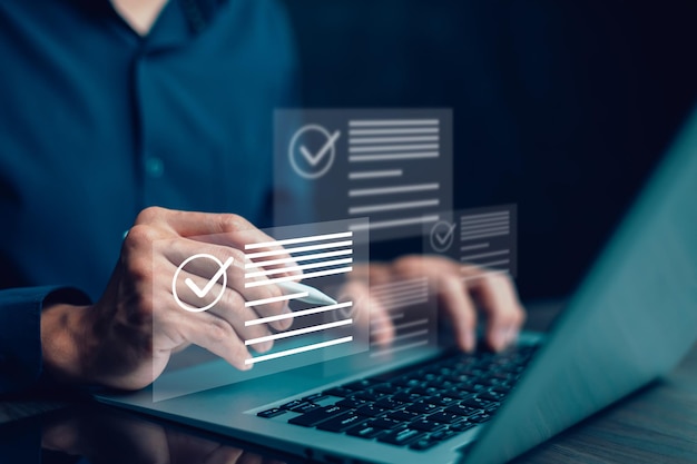 Checklist en clipboard taak documentatie management Online enquête formulier checklist door laptop computer Document Management Checking System online documentatie database en proces beheren bestanden