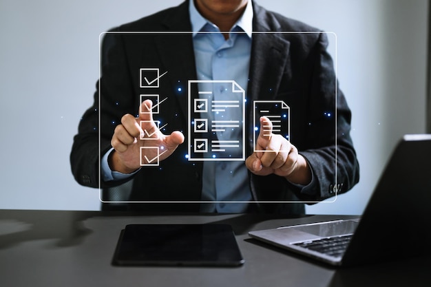 Checklist en invullen enquêteformulier online Documentbeheersysteem DMS Beoordelingsformulier vragenlijst checklist Kwaliteitscontrole en juistheid Volledigheid controleren met laptop en tablet