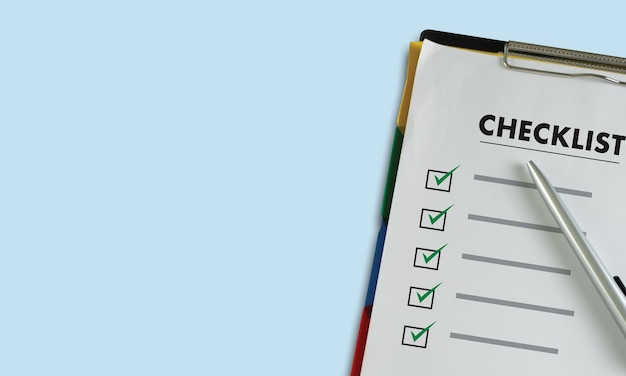 Checklist Kennisgeving Onthoud Planning Concept zakenman schrijver checklist vragenlijst