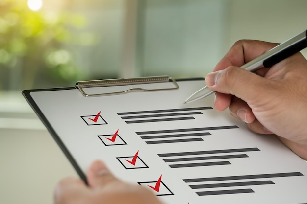 Checklist Kennisgeving Onthoud Planning Concept zakenman schrijver checklist vragenlijst