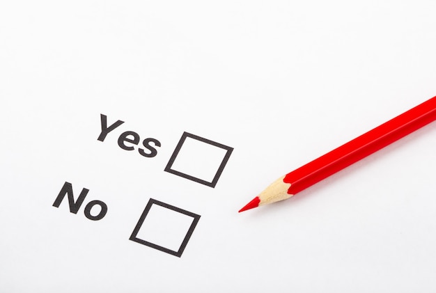 Foto checklist met een potlood en een woord ja en nee op wit papier