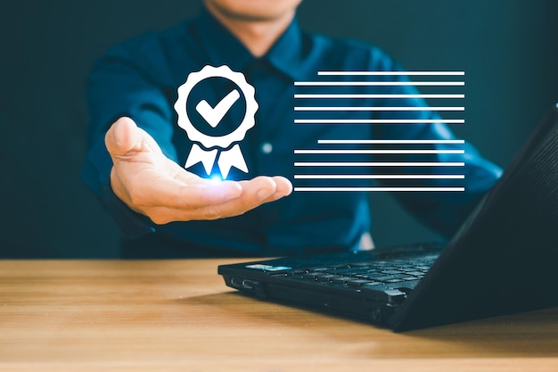Checklist voor bedrijfsprestaties Mannen gebruiken computers om online checklistonderzoeken uit te voeren en digitale checklists in te vullen