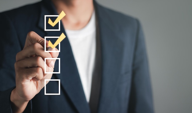 Checklistconcept zakenman controlemerk op checkboxen kopieerruimte