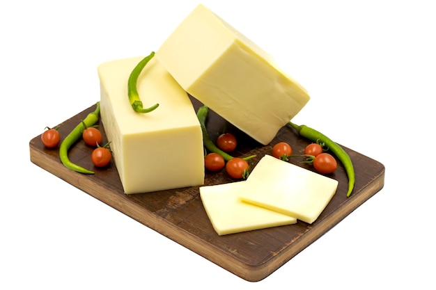 Cheddar kaas of kashkaval kaas geïsoleerd op witte achtergrond Kaas plakjes op de serveerplank