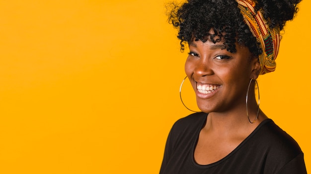 Photo cheerful african american curly young female in studio