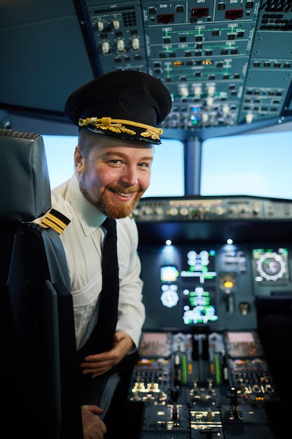 Photo cheerful airplane captain