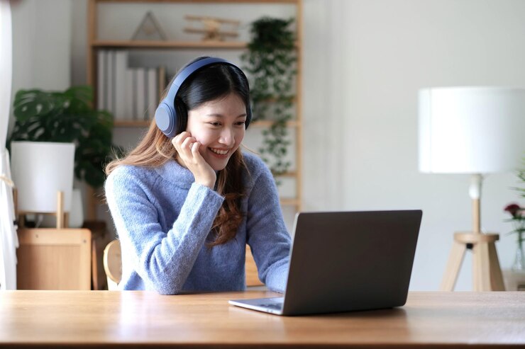 Photo 楽しい美しいアジア人女性がヘッドフォンをかけ ⁇ ビデオコール会議でデジタルタブレットを見て ⁇ インターネットでオンラインで勉強しています ⁇ 