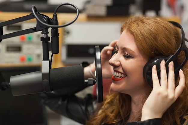 Foto bello cantante allegro che registra una canzone