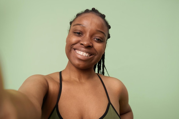 Photo cheerful black woman taking selfie