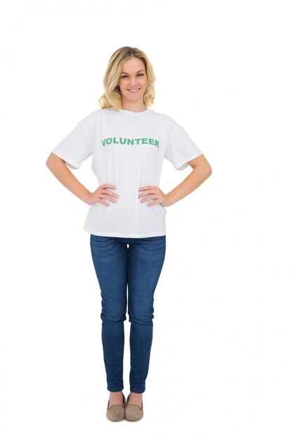 Photo cheerful blonde volunteer posing