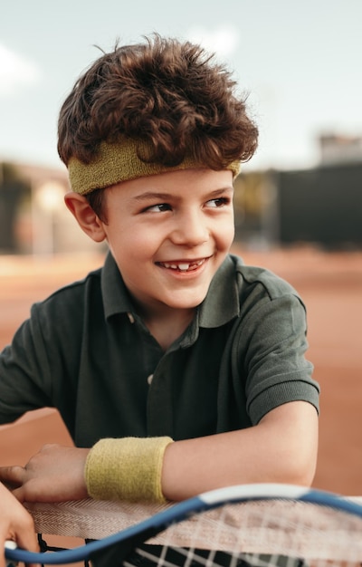 Photo cheerful boy with racket on court
