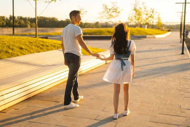 Photo cheerful boyfriend and girlfriend enjoying time together outdoor